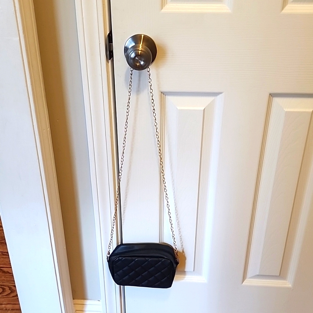 Quilted pattern purse with detachable gold chain
